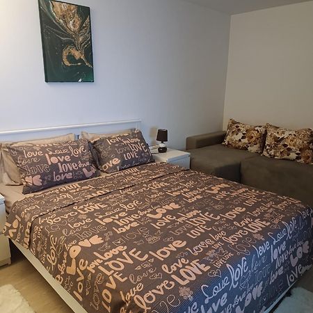 Garsoniera Rebecca Apartment ตือร์กูออกนา ภายนอก รูปภาพ